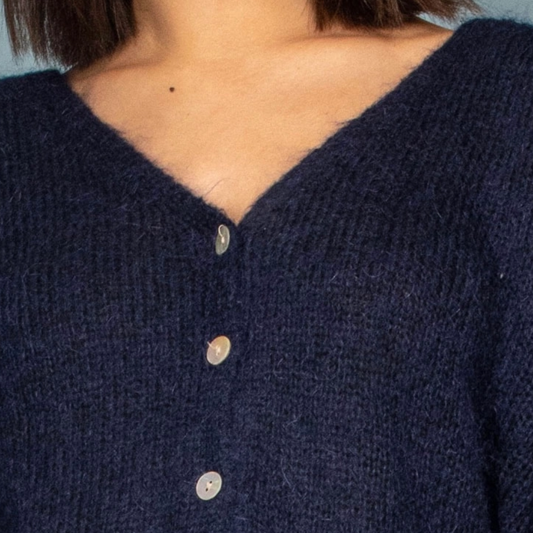 Dunkelblaue Damen-Strickjacke mit Mohair, V-Ausschnitt, langen Ärmeln und zarten perlmuttfarbenen Knöpfen.