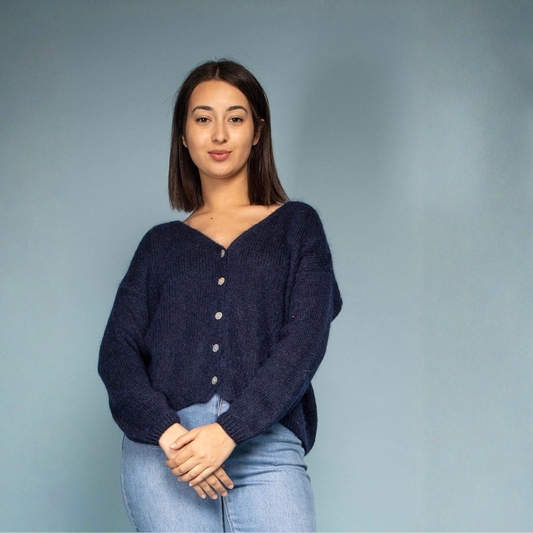 Dunkelblaue Damen-Strickjacke mit Mohair, V-Ausschnitt, langen Ärmeln und zarten perlmuttfarbenen Knöpfen.