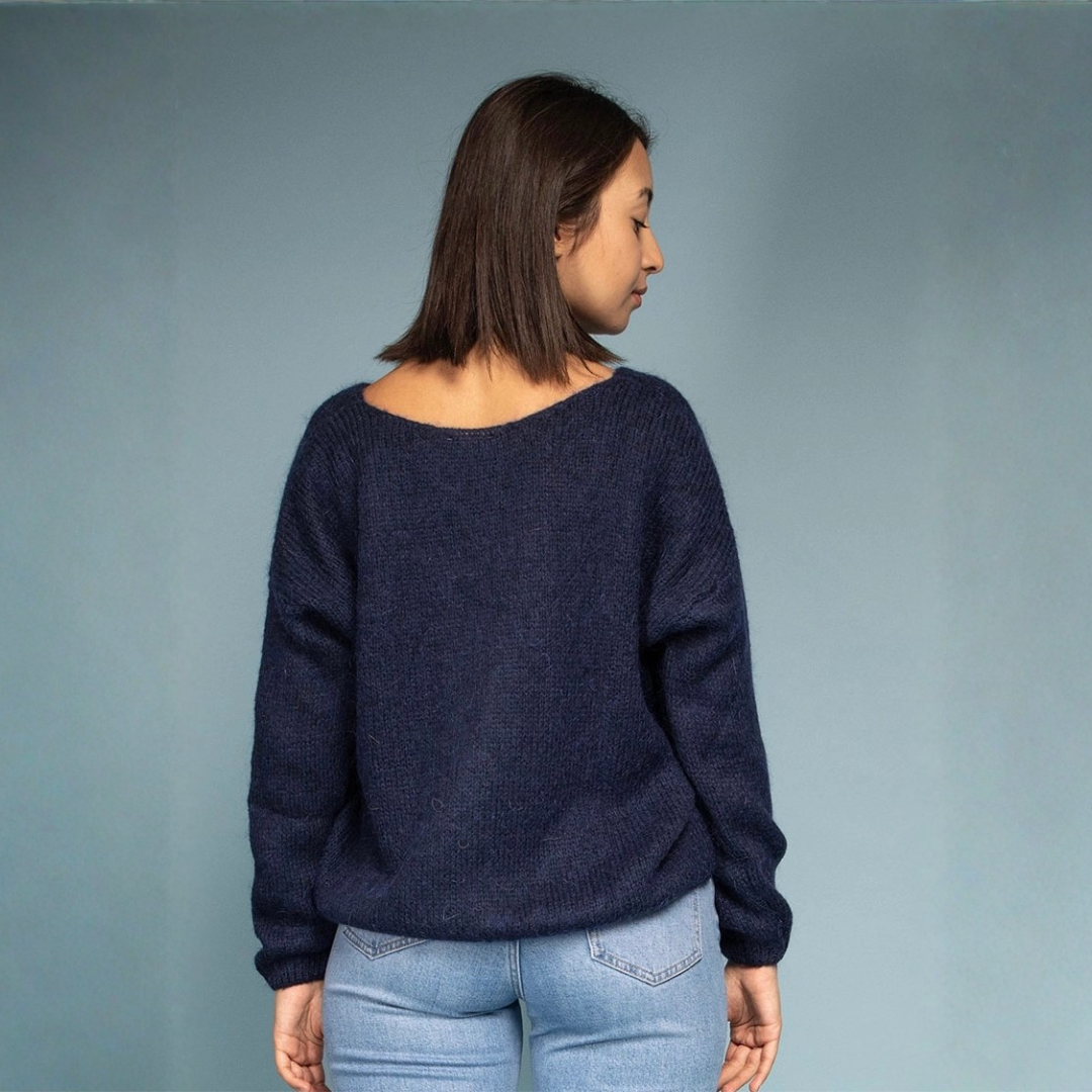 Dunkelblaue Damen-Strickjacke mit Mohair, V-Ausschnitt, langen Ärmeln und zarten perlmuttfarbenen Knöpfen Rueckansicht
