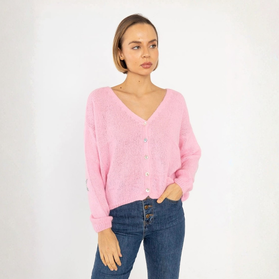Damen-Strickjacke in sanftem Rosa/Blush mit Mohair, V-Ausschnitt, lockerer Strickstruktur und zarten perlmuttfarbenen Knöpfen.