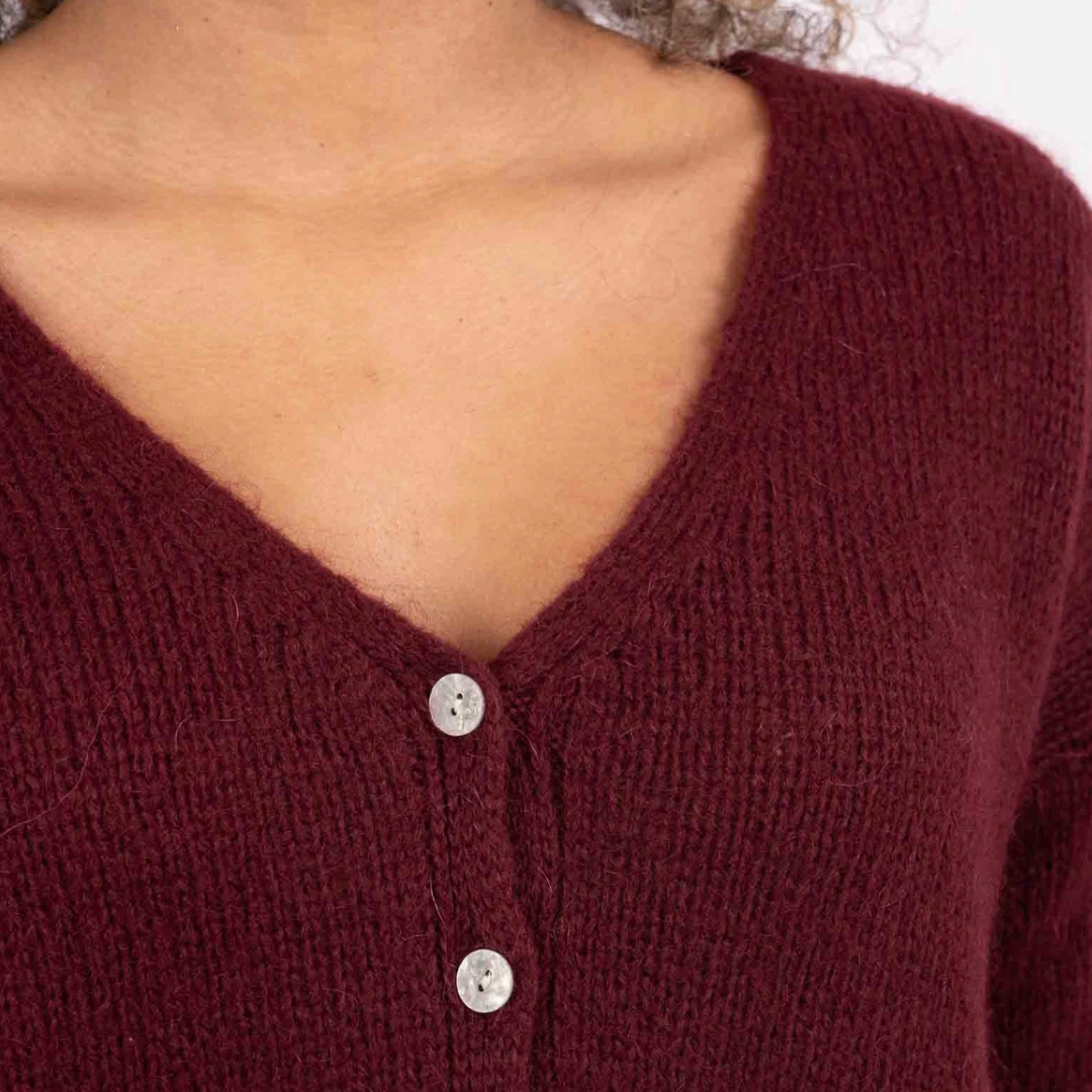 Bordeaux Strickjacke mit 30 % Mohair, zarten Perlmuttknöpfen und V-Ausschnitt. Vielseitiger Damen-Cardigan, ganzjährig tragbar & Made in Italy.Detailansicht