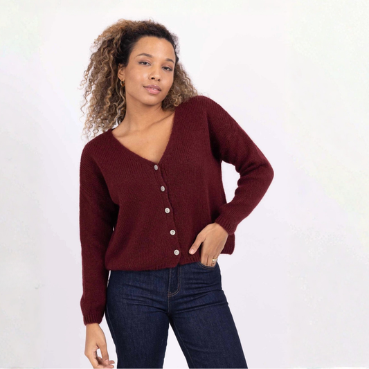 Bordeaux Strickjacke mit 30 % Mohair, zarten Perlmuttknöpfen und V-Ausschnitt. Vielseitiger Damen-Cardigan, ganzjährig tragbar & Made in Italy.