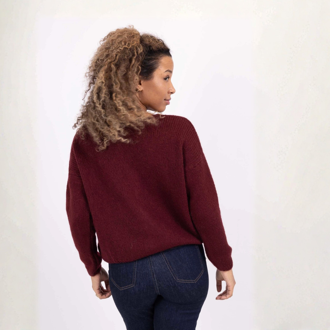 Bordeaux Strickjacke Rückenansicht mit 30 % Mohair, zarten Perlmuttknöpfen und V-Ausschnitt. Vielseitiger Damen-Cardigan, ganzjährig tragbar & Made in Italy.