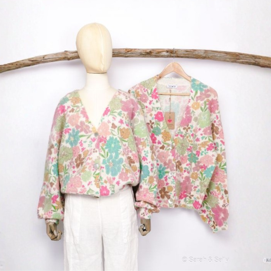 Bunte kurze Damen-Strickjacke „Blumenwiese“ von Sarah + Sally mit Alpaka, Ballonärmeln, V-Ausschnitt und Knopfleiste.