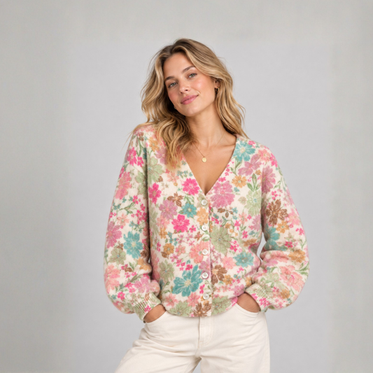 Bunte kurze Damen-Strickjacke an einem Modell, lässig mit Motiv „Blumenwiese“ von Sarah + Sally mit Alpaka, Ballonärmeln, V-Ausschnitt und Knopfleiste.