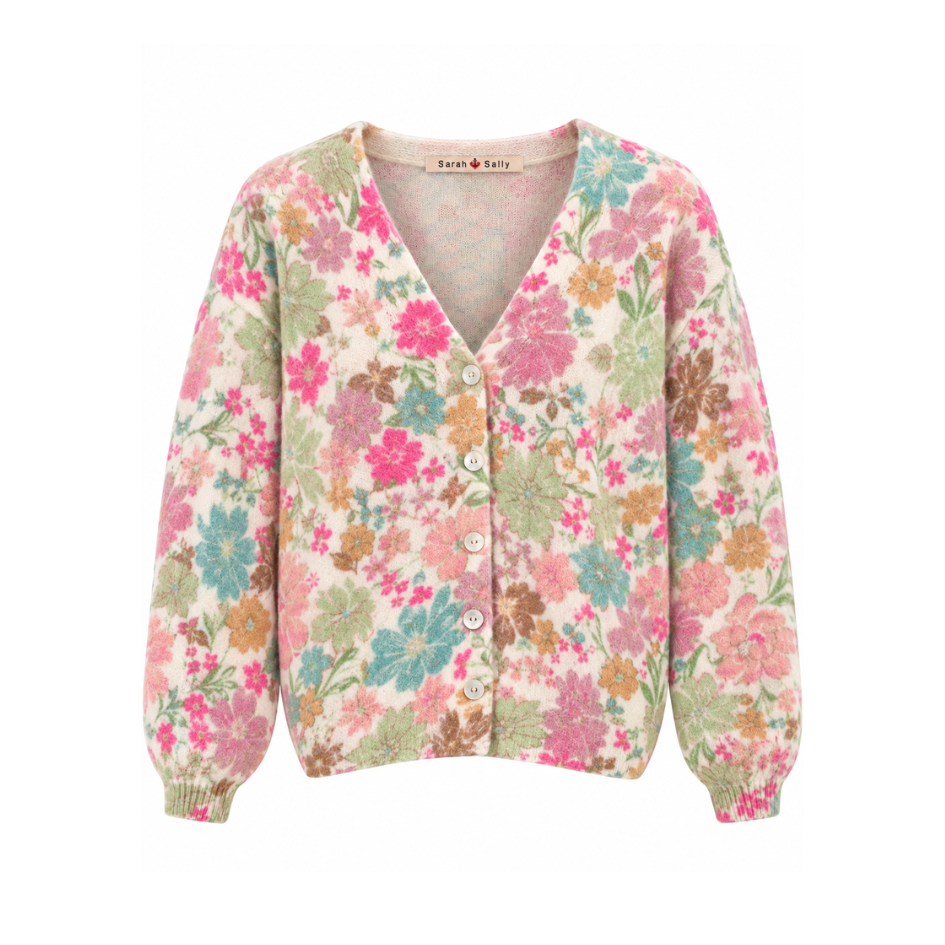 Bunte kurze Damen-Strickjacke „Blumenwiese“ von Sarah + Sally mit Alpaka, Ballonärmeln, V-Ausschnitt und Knopfleiste.