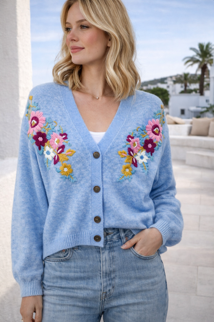 Strickjacke mit bestickten Blueten in blau