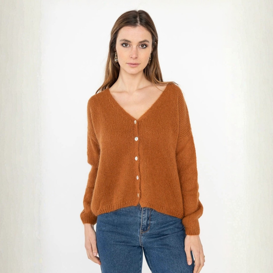 Ocker- und senfgelbe Damen-Strickjacke mit Mohair, V-Ausschnitt, langen Ärmeln und zarten perlmuttfarbenen Knöpfen.