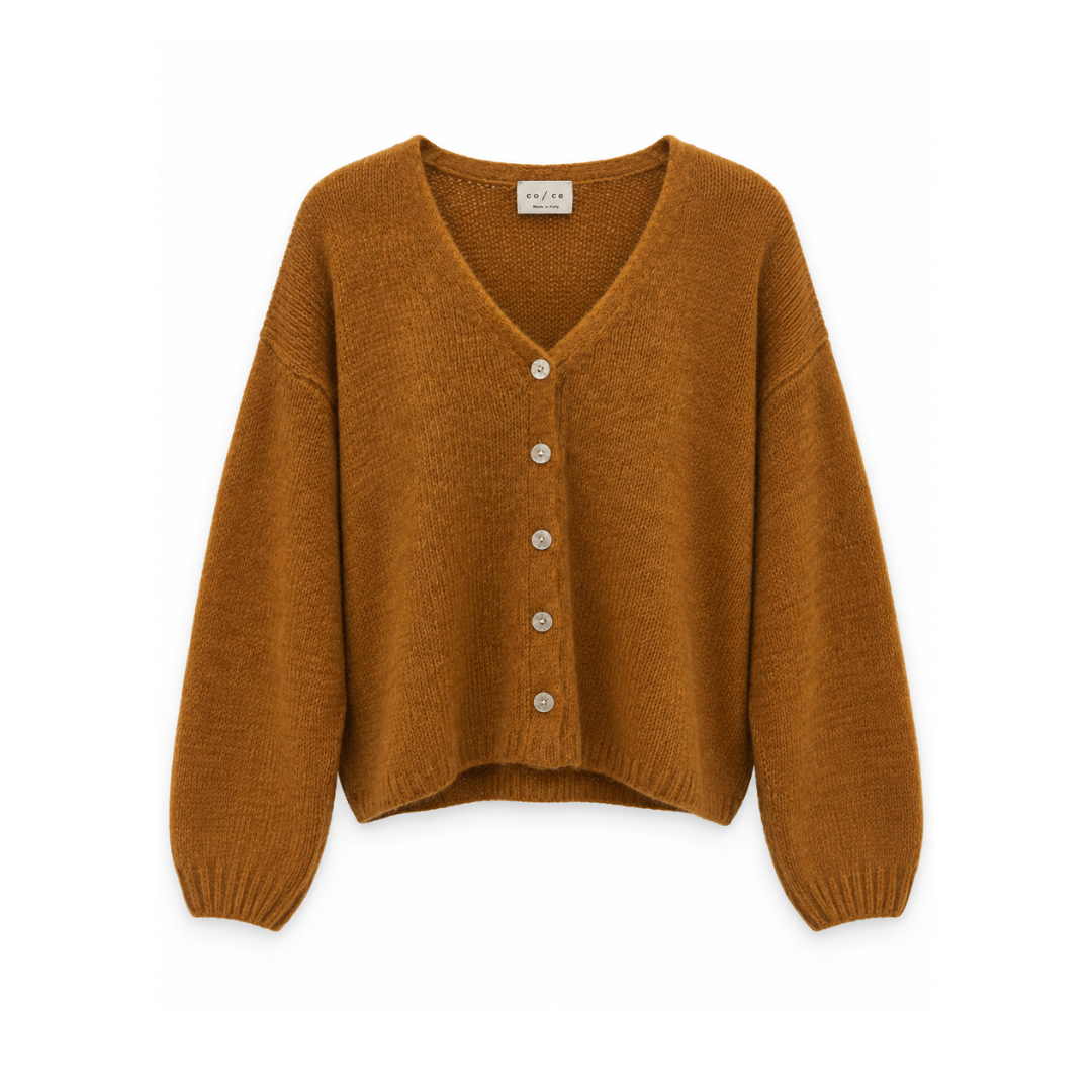 Ocker- und senfgelbe Damen-Strickjacke mit Mohair, V-Ausschnitt, langen Ärmeln und zarten perlmuttfarbenen Knöpfen.