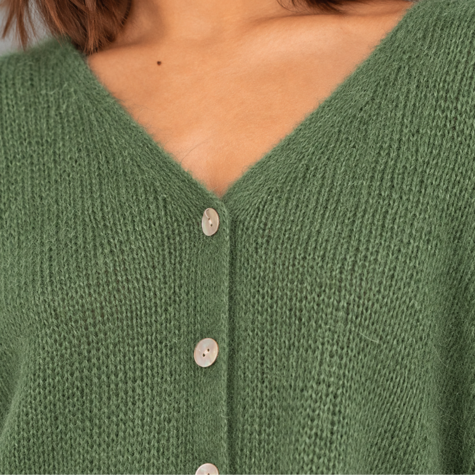 Hellgrüne Damen-Strickjacke mit Mohair, V-Ausschnitt, langen Ärmeln und zarten perlmuttfarbenen Knöpfen.