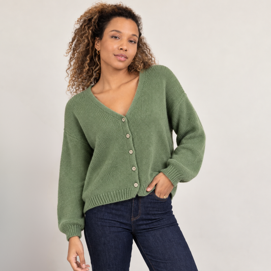 Hellgrüne Damen-Strickjacke mit Mohair, V-Ausschnitt, langen Ärmeln und zarten perlmuttfarbenen Knöpfen.