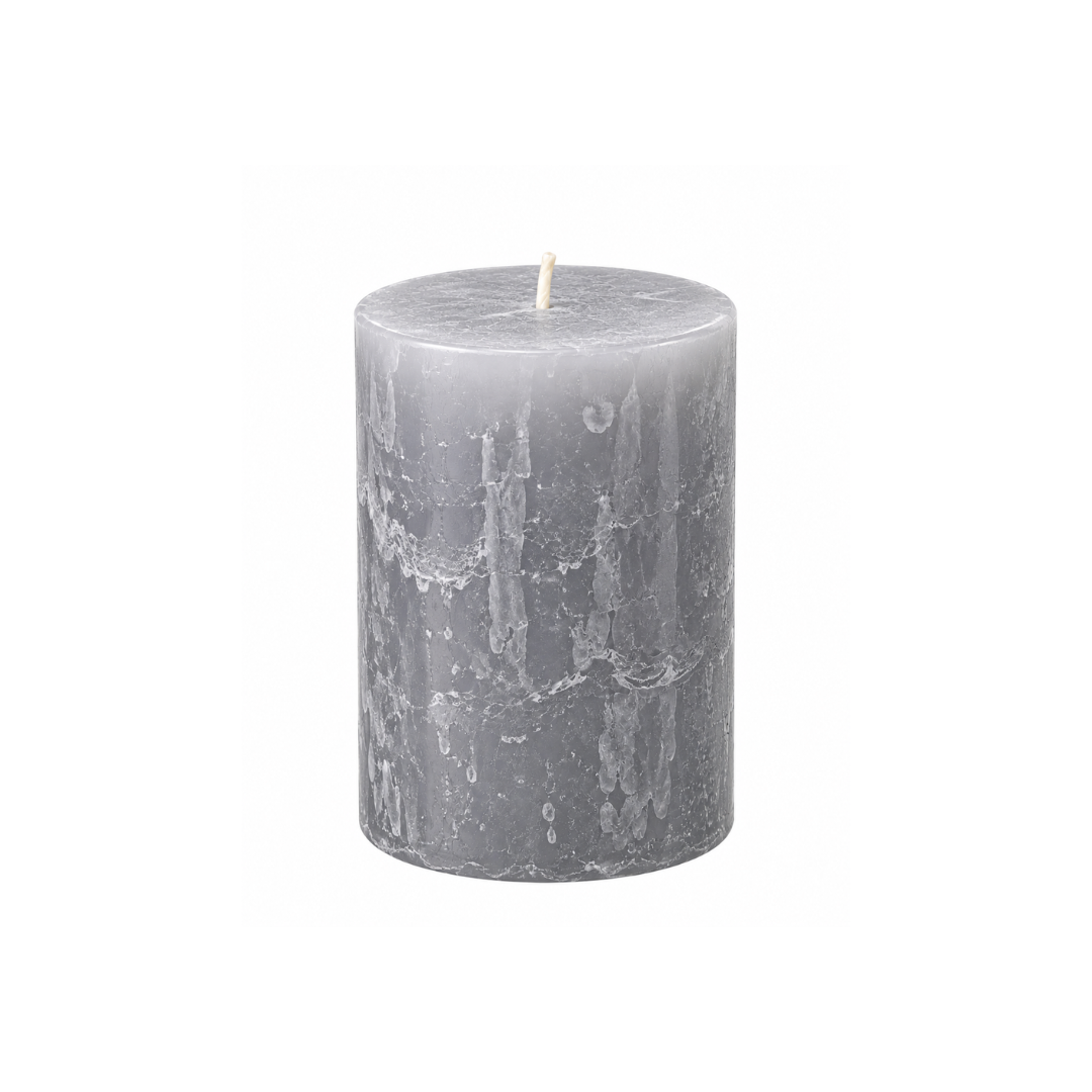 Graue durchgefärbte Blockkerze mit rustikaler Oberfläche, ca. 8 cm hoch und 6 cm breit, für moderne Wohn- und Tischdekoration.