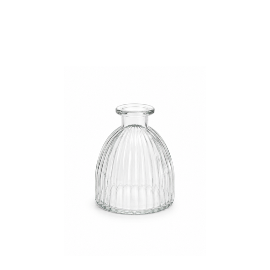 Kleine klare Glasvase ca. 10 cm hoch mit bauchiger Form, schmaler Öffnung und dekorativer vertikaler Rillenstruktur.