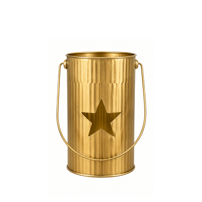 Goldene Metall Laterne mit Henkel, geriffelter Oberfläche und großem Sternausschnitt, erhältlich in drei Größen für Weihnachts- und Winterdekoration.