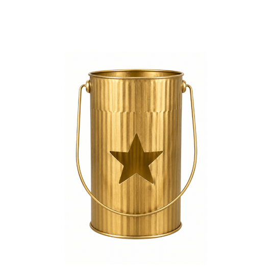 Goldene Metall Laterne mit Henkel, geriffelter Oberfläche und großem Sternausschnitt, erhältlich in drei Größen für Weihnachts- und Winterdekoration.
