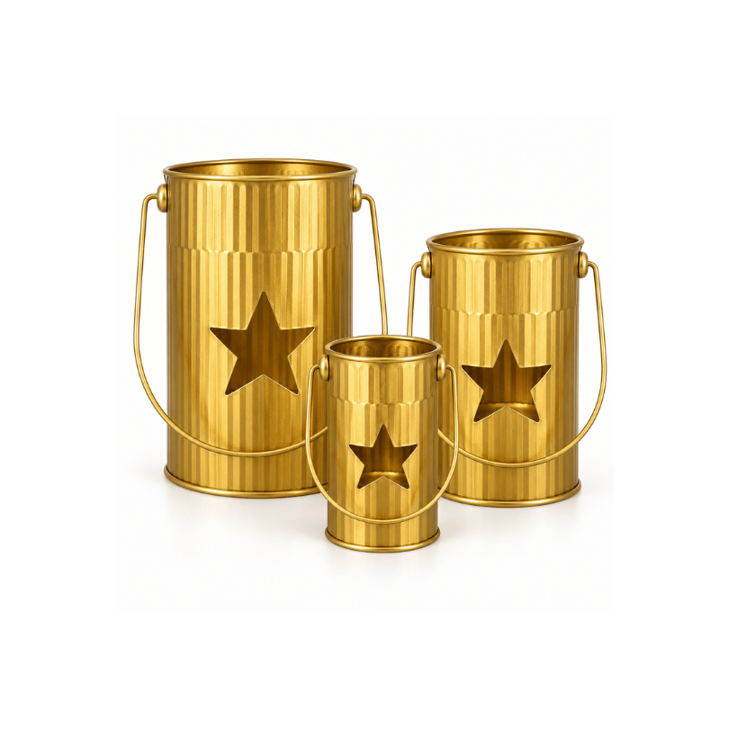 Drei Goldene Metall Laternen mit Henkel, geriffelter Oberfläche und großem Sternausschnitt, für Weihnachts- und Winterdekoration.