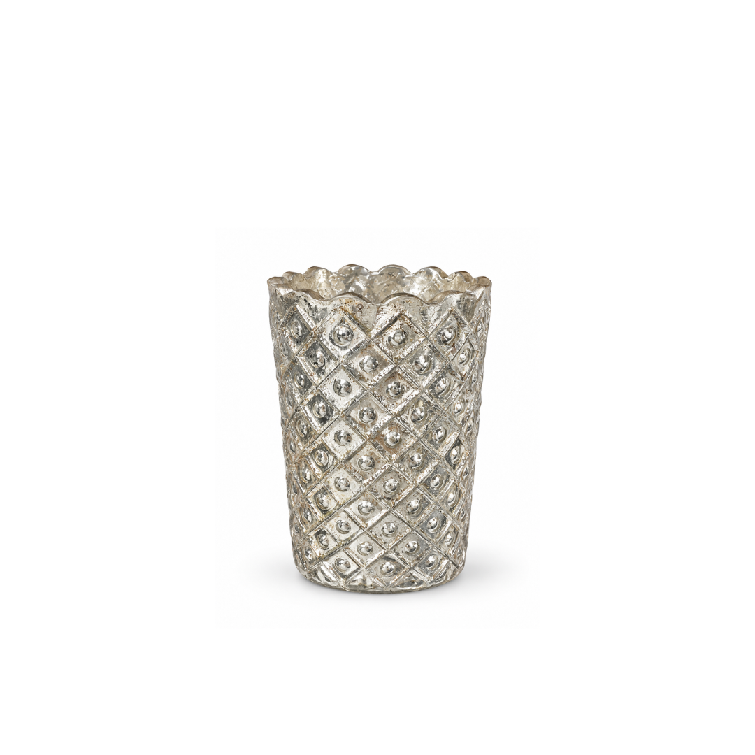 Gemusterter Teelichthalter aus Glas in Antik Silber mit Rautenstruktur und ornamentalen Details, ca. 6 x 8 cm.