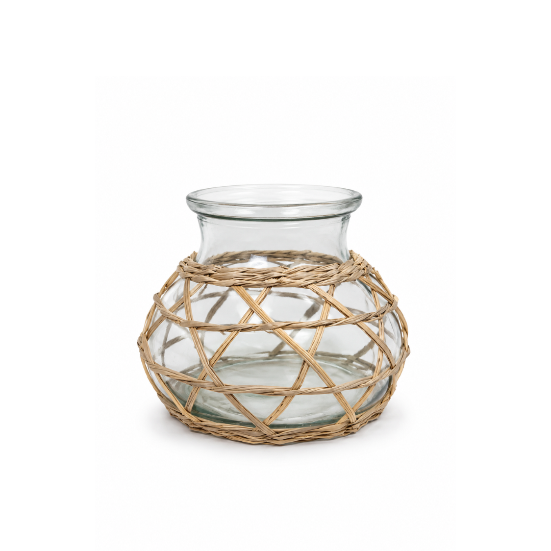 Klare Glasvase mit naturfarbenem Bastgeflecht im Boho-Stil, ca. 15 cm breit, auch als dekoratives Windlicht verwendbar.