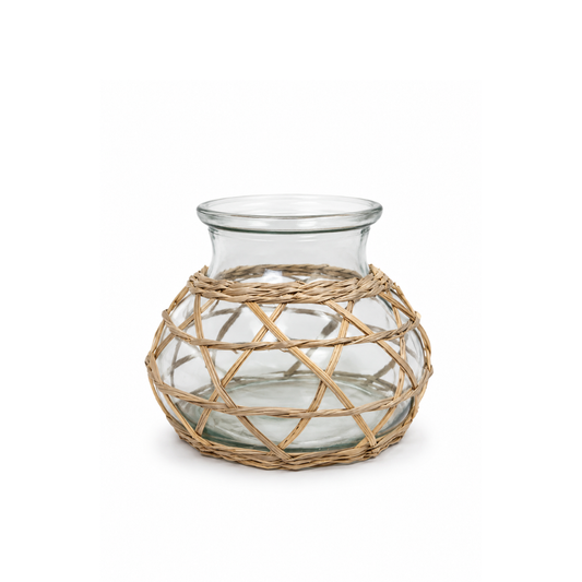 Klare Glasvase mit naturfarbenem Bastgeflecht im Boho-Stil, ca. 15 cm breit, auch als dekoratives Windlicht verwendbar.