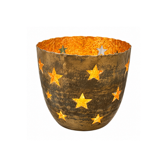 Großes Metall-Windlicht in Rost-Optik mit goldfarbener Innenseite und Sternenausschnitten, ca. 12 cm breit und 15 cm hoch.