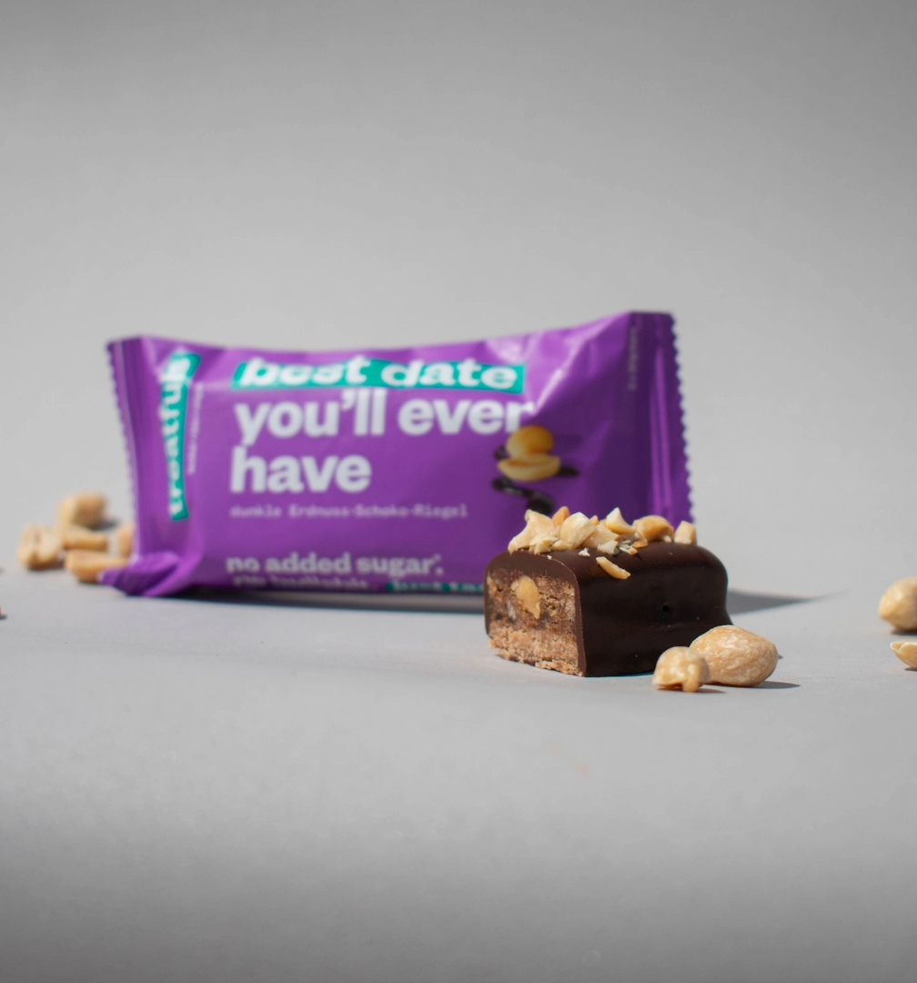 Riegel • dunkle Schoko Erdnuss Dattelkaramell • bio vegan – Vika Lädchen Riegel • dunkle Schoko Erdnuss Dattelkaramell • bio vegan – Vika Lädchen