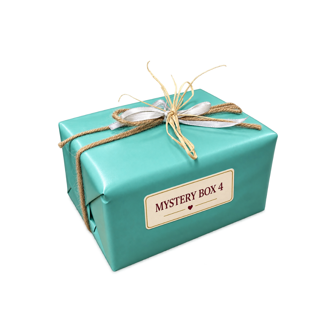 GreenGate Mystery Box Nr. 4 Blau mit 3 bis 5 liebevoll ausgewählten GreenGate Artikeln in verschiedenen Blautönen und Designs.