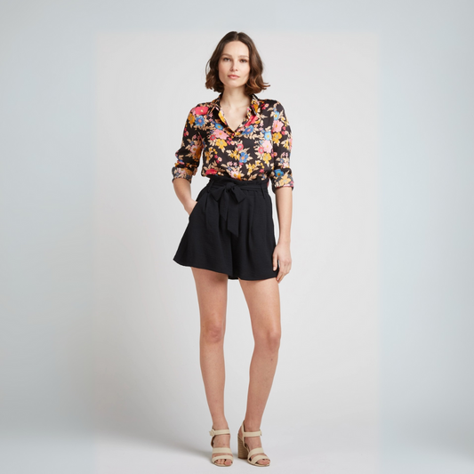 Shorts - BENITA - Fluidshorts mit Gürtel