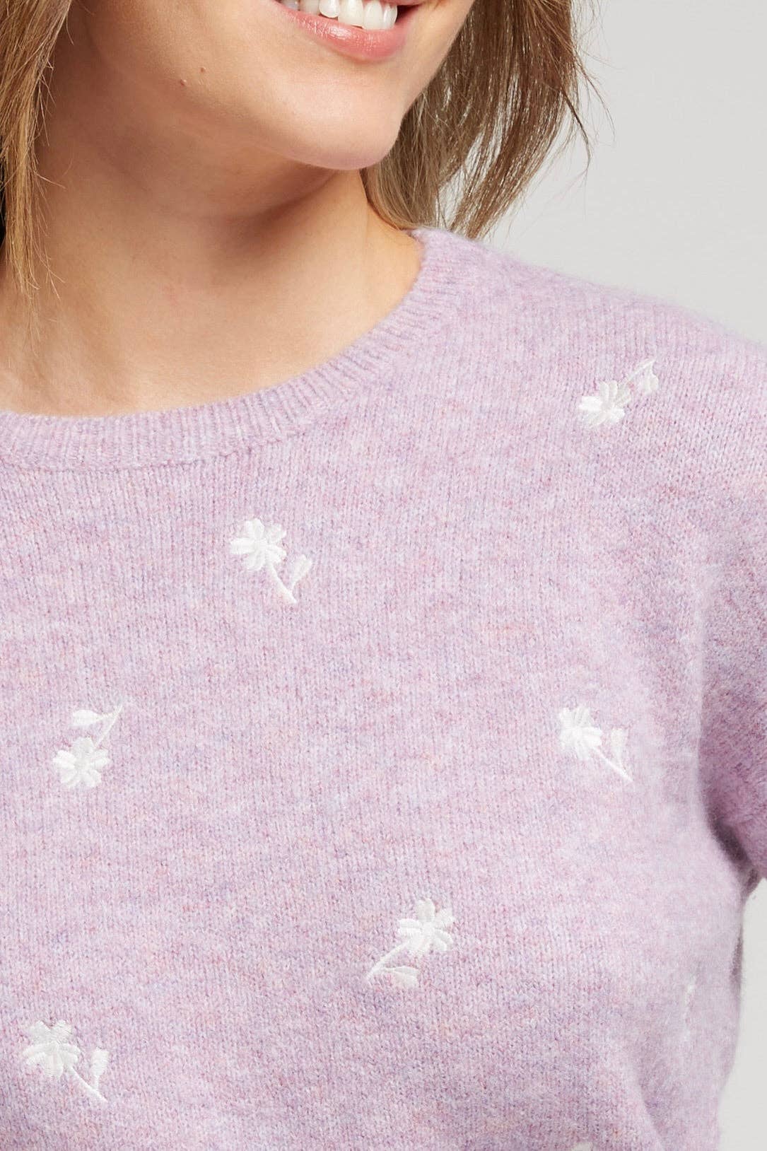 Pullover mit Blumenmuster gestickt in Flieder