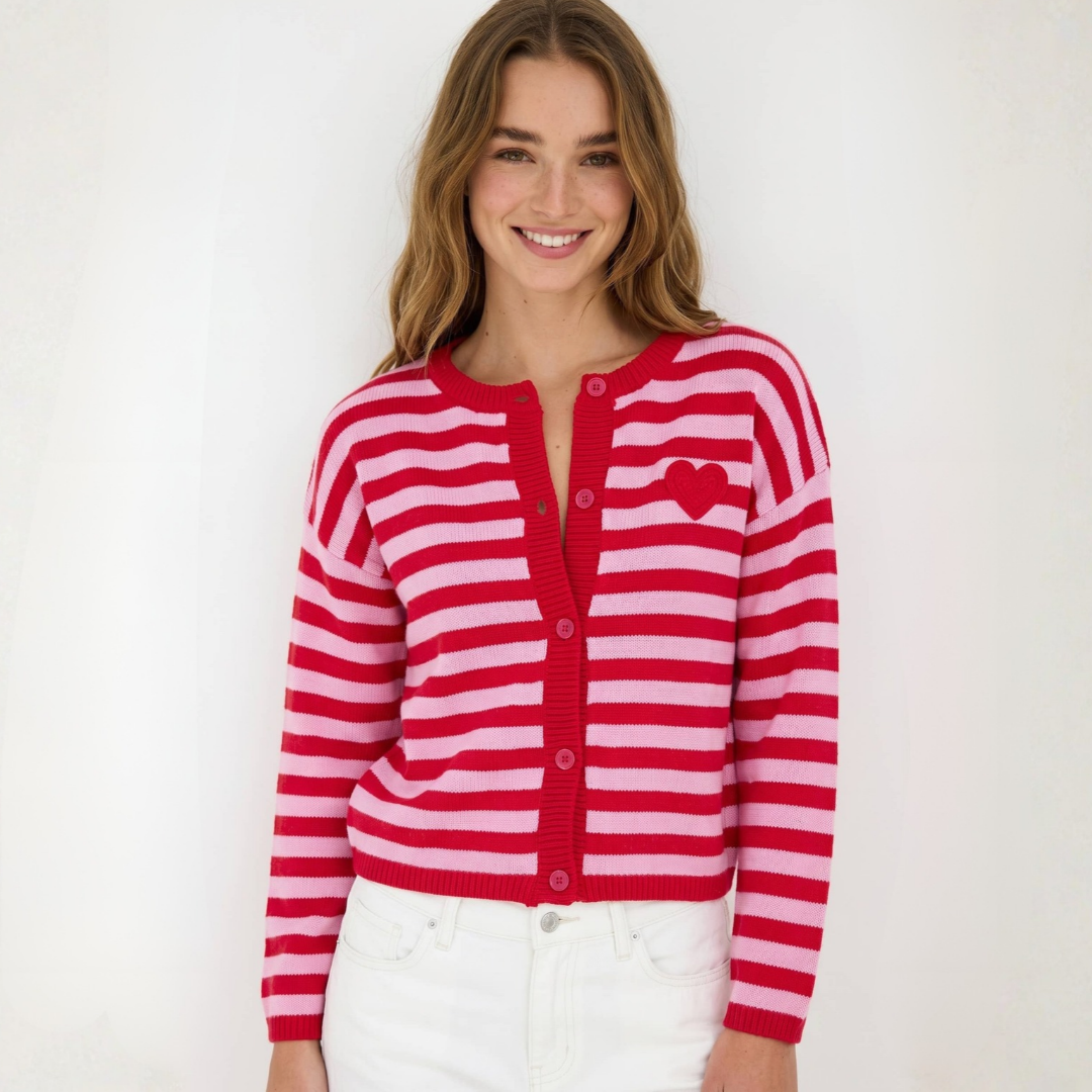 Gestreifte Strickjacke Mindy in Rot und Rosa mit Knopfleiste, Rundhalsausschnitt und rotem Herzmotiv auf der Brust.