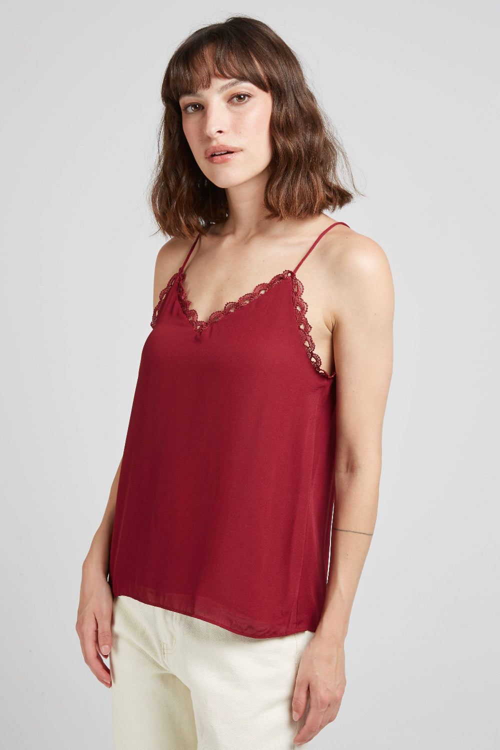 Top weinrot mit Spitze