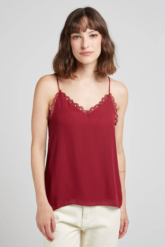 weinrotes top aus glattem material mit sspitze