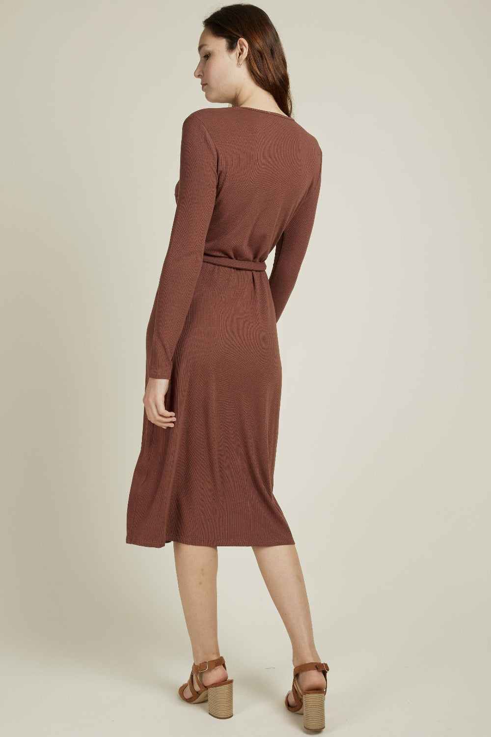 kleid mit gürtel in braun