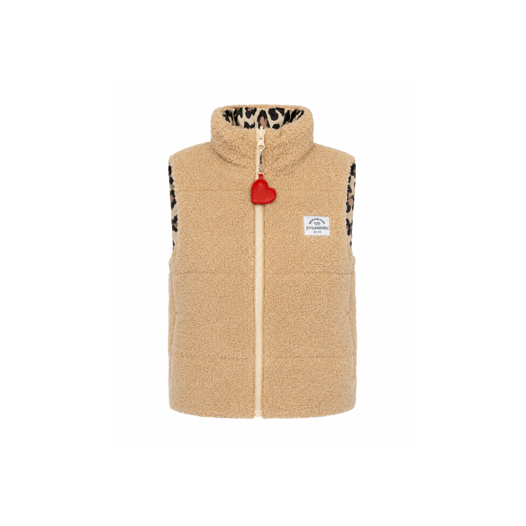Zwillingsherz Wendeweste Leo Teddy für Damen mit beigefarbener Teddyfleece-Seite und wendbarer Seite mit Leo-Print.