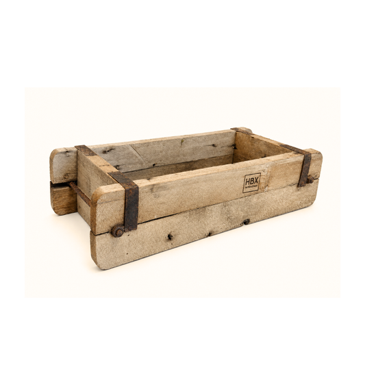 Holzkiste mit Metallbeschlag