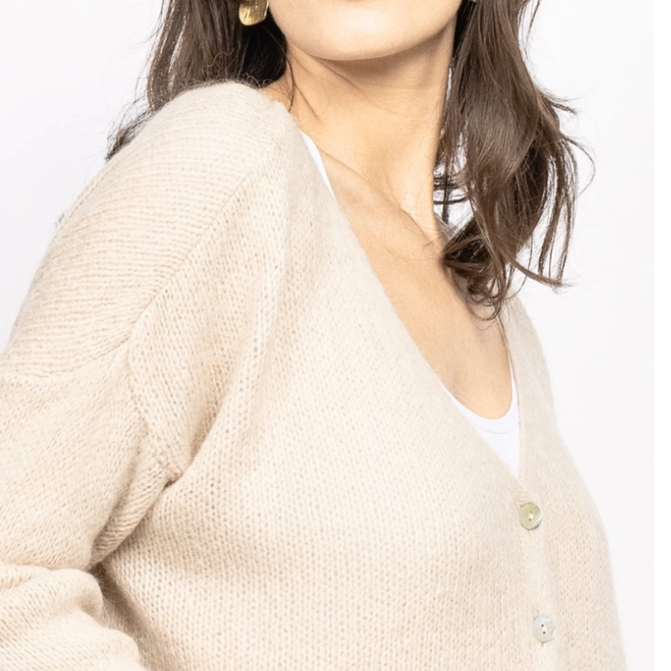 Beige Damen-Strickjacke mit Mohair, V-Ausschnitt, langen Ärmeln und zarten perlmuttfarbenen Knöpfen.