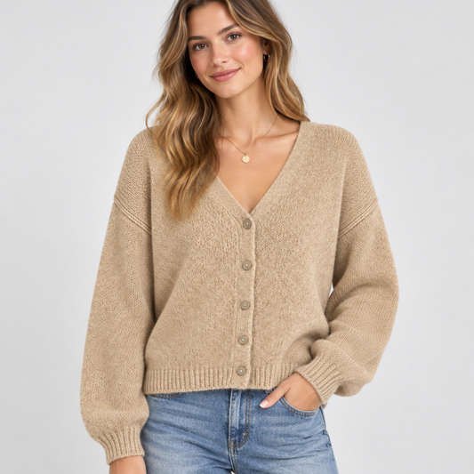 Beige Damen-Strickjacke mit Mohair, V-Ausschnitt, langen Ärmeln und zarten perlmuttfarbenen Knöpfen.