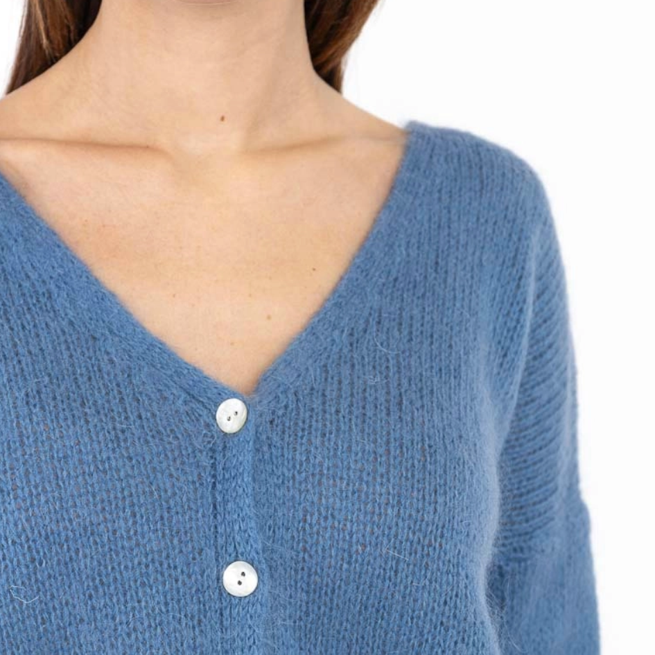 Hellblau-blaugraue Damen-Strickjacke mit Mohair, V-Ausschnitt, lockerer Strickstruktur und perlmuttfarbenen Knöpfen.