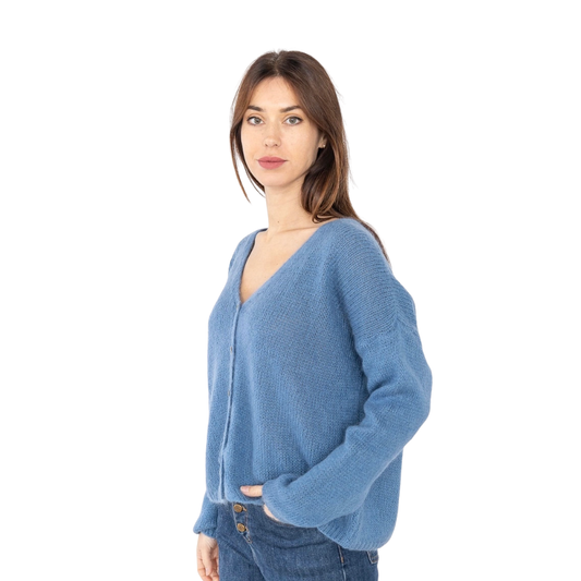 Hellblau-blaugraue Damen-Strickjacke mit Mohair, V-Ausschnitt, lockerer Strickstruktur und perlmuttfarbenen Knöpfen.