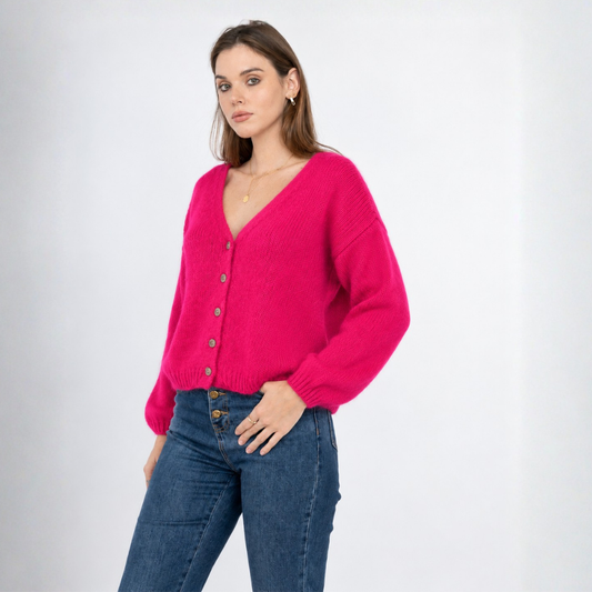 Kräftig pinke Damen-Strickjacke mit Mohair, V-Ausschnitt, langen Ärmeln und zarten perlmuttfarbenen Knöpfen.